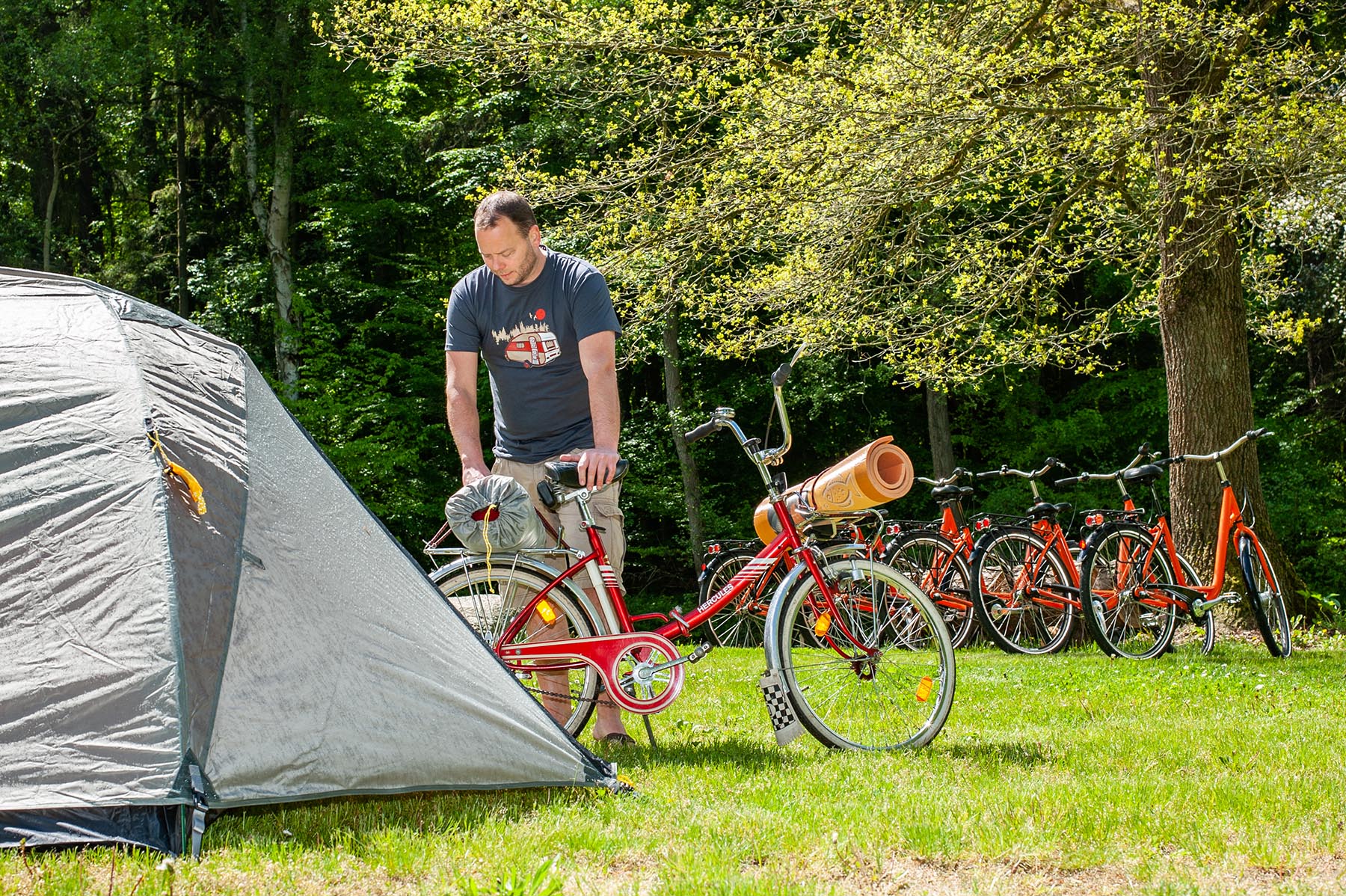 fahrradfahrer mit zelt