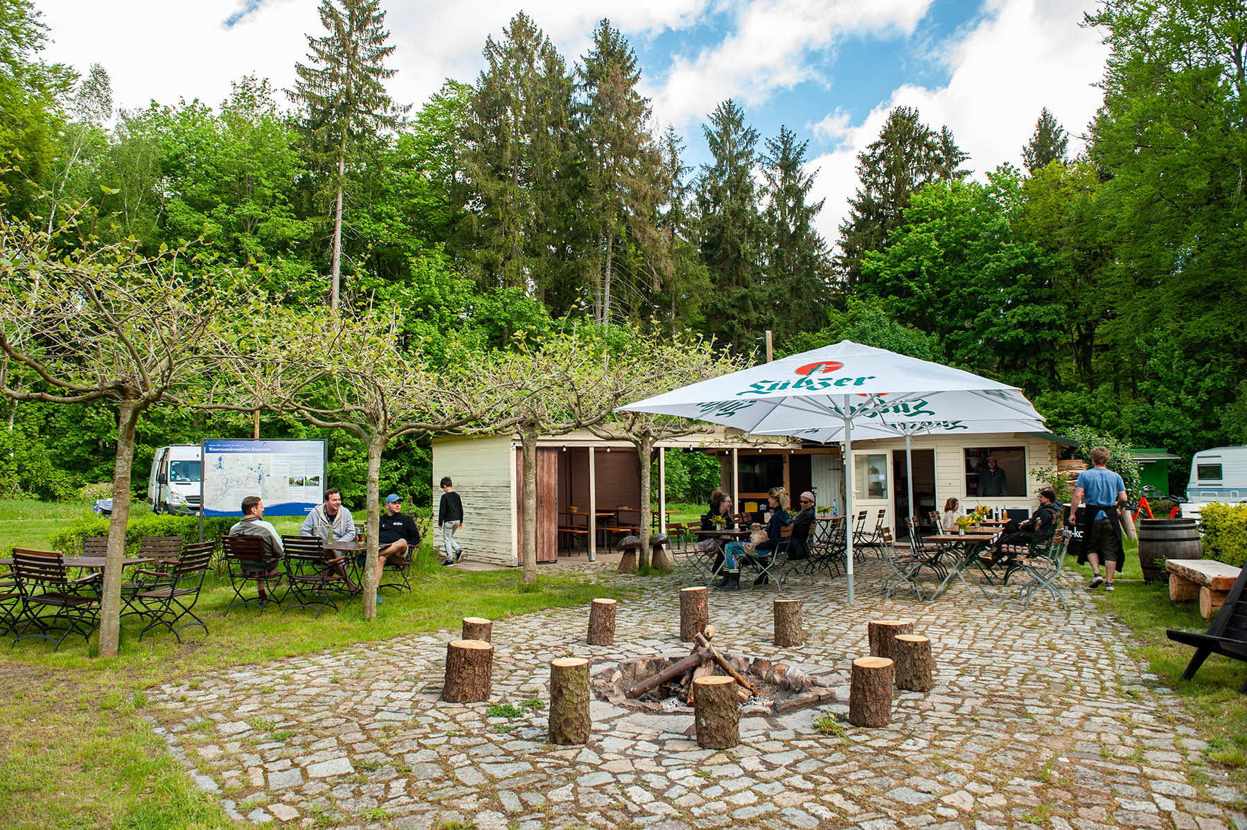 biergarten mit feuerstelle